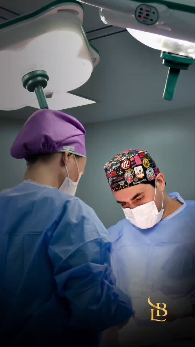 A medicina muda a forma como enxergamos as pessoas.
Com o tempo, você entende que nenhum procedimento começa em uma sala cirúrgica. Tudo começa muito antes: na história que cada paciente carrega, nas inseguranças que nunca contou em voz alta, na autoestima que foi se perdendo aos poucos e na confiança depositada em quem está do outro lado.

A cirurgia plástica vai muito além da estética.
Existe responsabilidade em cada decisão, cuidado em cada detalhe e humanidade em cada atendimento. Porque resultados não são feitos apenas de técnica, mas também de escuta, empatia e respeito pelo que cada pessoa sente ao se olhar no espelho.

No fim, talvez a maior lição da medicina seja essa: nunca esquecer que estamos lidando com pessoas, e não apenas procedimentos. ✨

.
.
.

 ☎ (47) 9211-0040

📍 Rua Amadeu Felipe da Luz, 228 – Centro, Indaial/SC – Clínica SPES
👨‍⚕️ Dr. Lucas Baptista – CRM/SC 21411 | RQE 21645
🌐 drlucasbaptista.com.br

Clínica onde atendo: @spesclinica
Hospital onde realizo as cirurgias: @hbr.indaial
Minha enfermeira e assistente: @luana_finardii
Nossa instrumentadora e Téc. de Enfermagem: @myblessing_by_fe
Nosso Anestesiologista: @drclaudiokroda