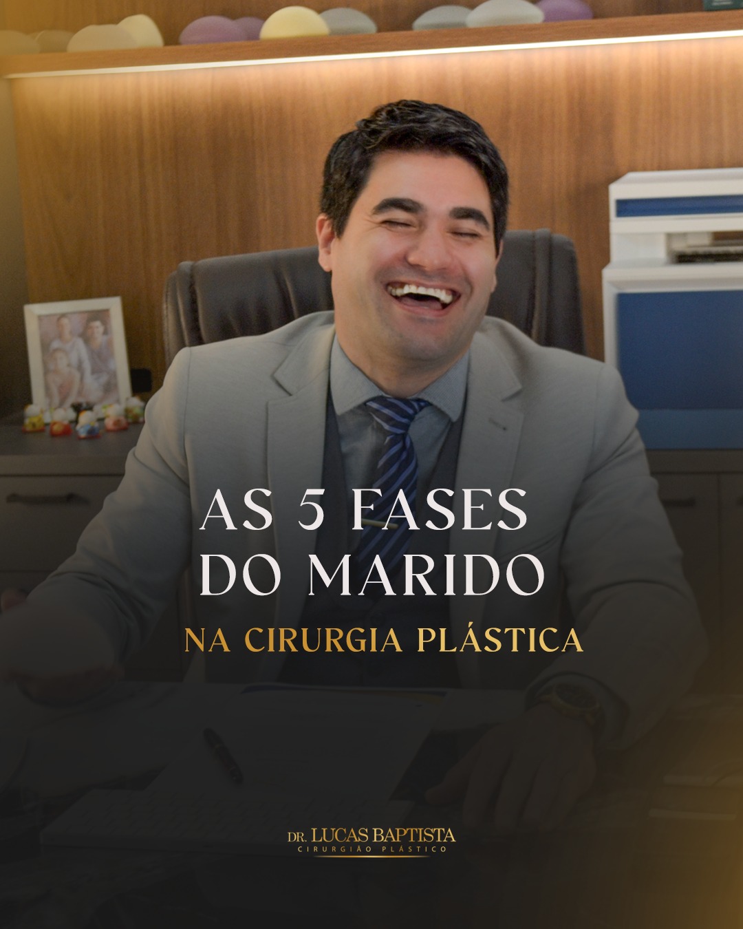 A verdade é que ela treina a paciência e os dotes de enfermeiro do marido! 🩹🤣
Do “não faz isso” na primeira conversa até o “eu sempre soube que ia dar certo” quando vê o resultado final, eles vivem intensamente cada etapa do nosso planejamento. O segredo é ter paciência na Fase 1 e aproveitar ao máximo os mimos da Fase 4!

Dr. Lucas Baptista - Cirurgião Plástico | CRM/SC 21411 | RQE 21645